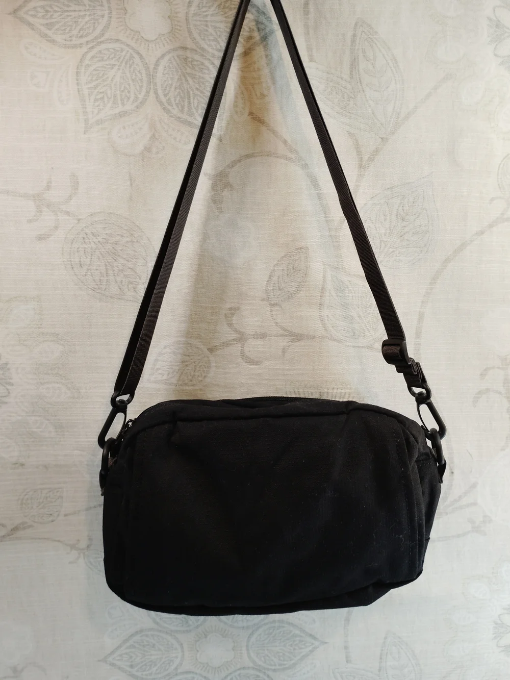 Eagle Creek Black  Compact Messenger/Crossbody Bag